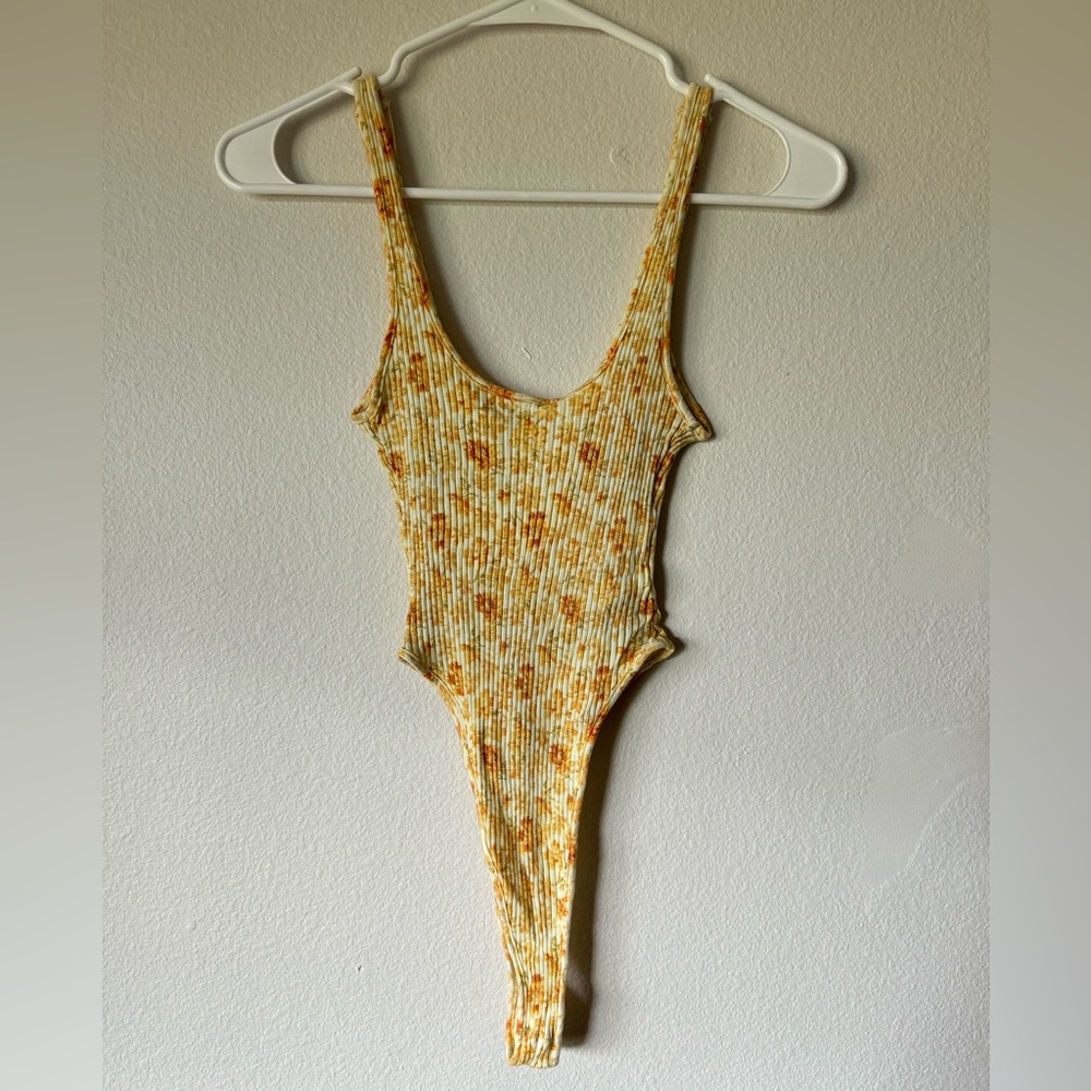 ‘Hitchin’ A Ride’ That Body - Picture 3 of 4
